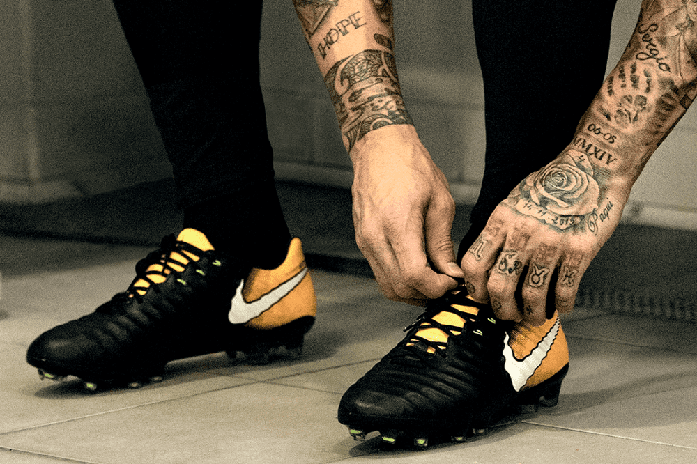 players who wear nike tiempo