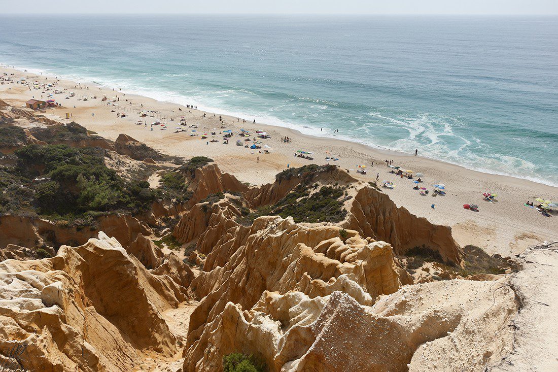 sandstone-cliffs-in-gale-beach-comporta