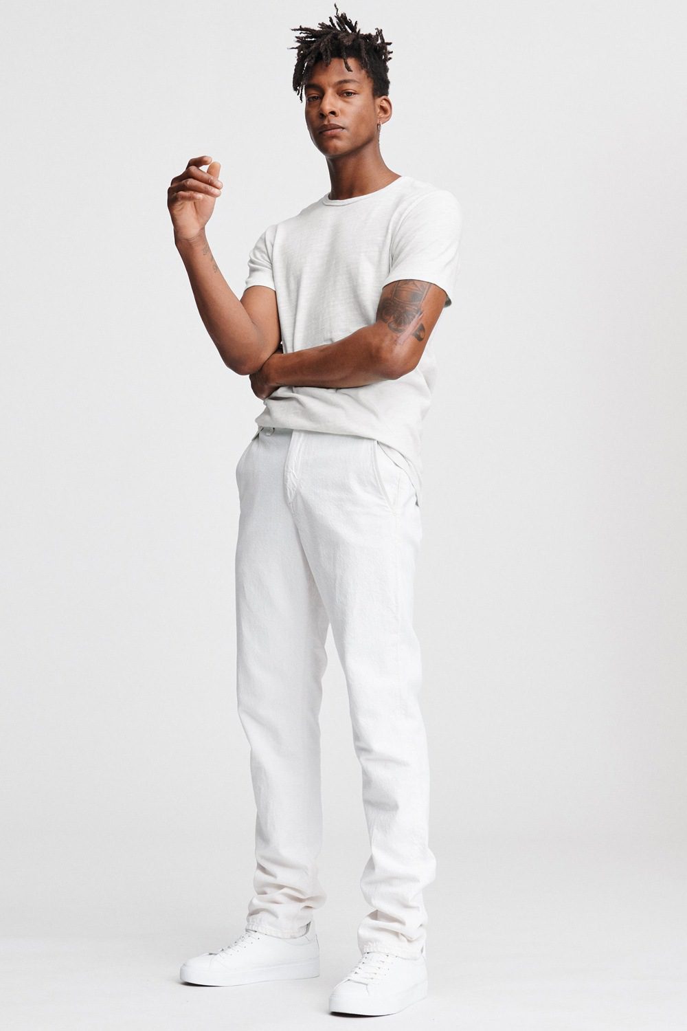 Clean all white casual outfit for men